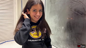 SÃ¸de pige til fest foreslÃ¥et sex pÃ¥ balkonen, mens hendes kÃ¦reste varrsquo t leder