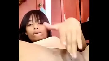 Giocando con la sua figa grande